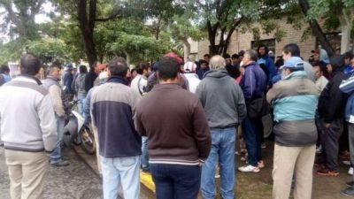 Fray Mamerto Esquiú: trabajadores municipales cortan la ruta 41 en reclamo por un aumento salarial