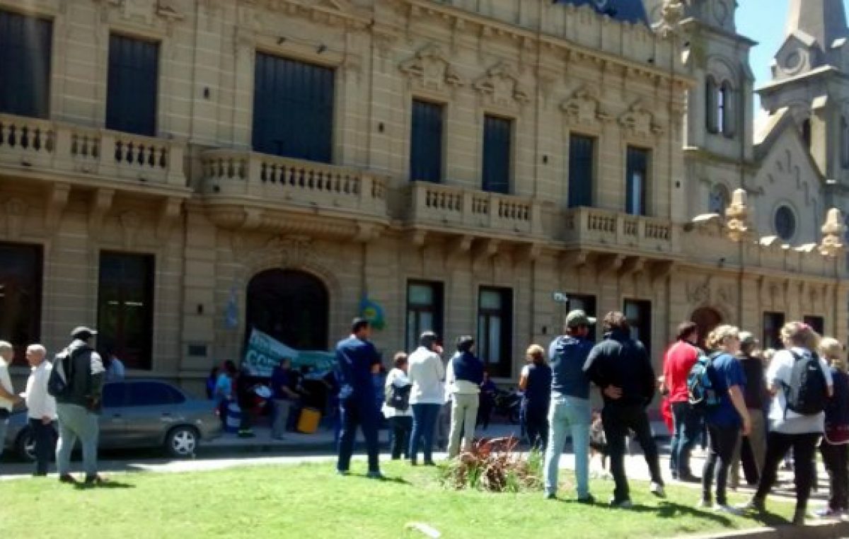 Conficto con municipales en Coronel Suárez: Trabajadores siguen en plan de lucha y Palacio puso restricción policial