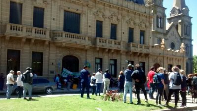 Conficto con municipales en Coronel Suárez: Trabajadores siguen en plan de lucha y Palacio puso restricción policial