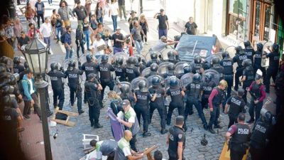 Brutalidad policial en la feria de San Telmo