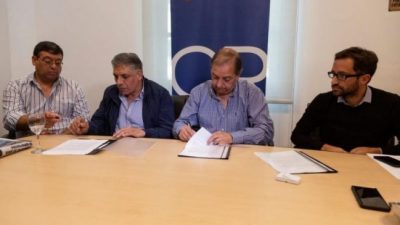 El intendente de Comodoro Rivadavia firmó con los dos gremios municipales un acuerdo salarial del 37%