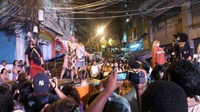 Obra de teatro en favela de Brasil se opone a la injusticia
