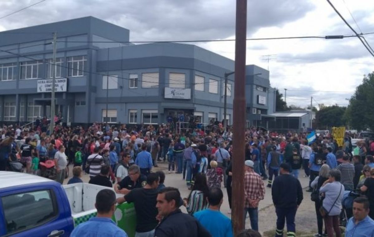 Histórico: una multitud se reunió para apoyar a los trabajadores despedidos de Loma Negra