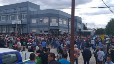 Histórico: una multitud se reunió para apoyar a los trabajadores despedidos de Loma Negra