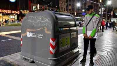 Buenos Aires: “Para evitar que la gente se meta y saque basura”