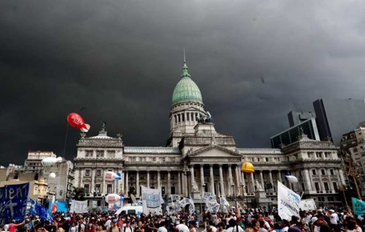 Multitudinaria marcha contra las políticas de Macri