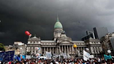 Multitudinaria marcha contra las políticas de Macri