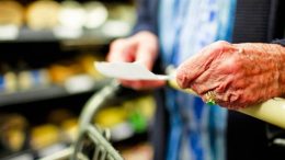 No dan los números: un jubilado rosarino necesita más de 26 mil pesos para pagar la canasta básica