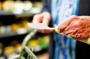 No dan los números: un jubilado rosarino necesita más de 26 mil pesos para pagar la canasta básica