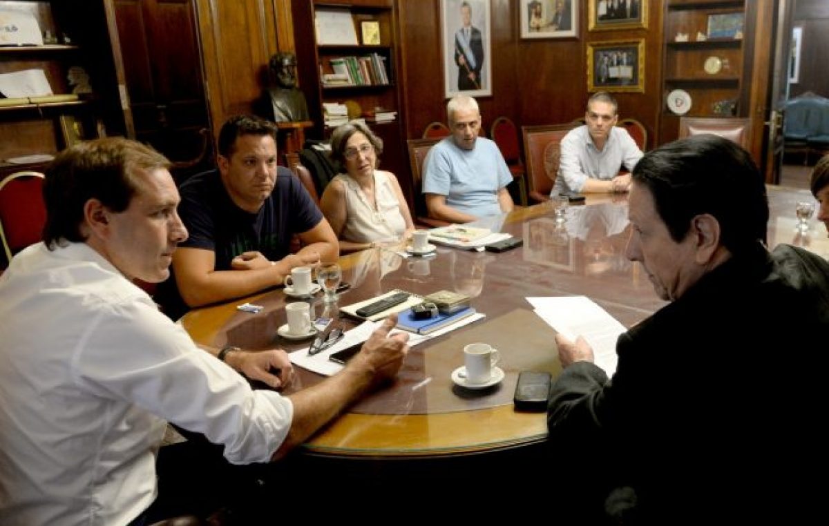 En La Plata los sueldos municipales son de indigencia, pero el intendente cobra $ 150 mil