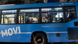 La intendenta de Rosario le reclamó a la Nación que congele el precio del gasoil para los colectivos