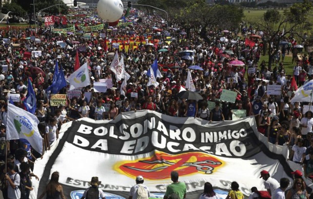Paro docente y miles de estudiantes en las calles contra Bolsonaro