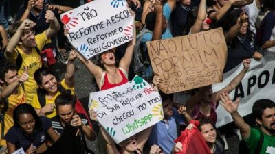 Los estudiantes enfrentan a Bolsonaro