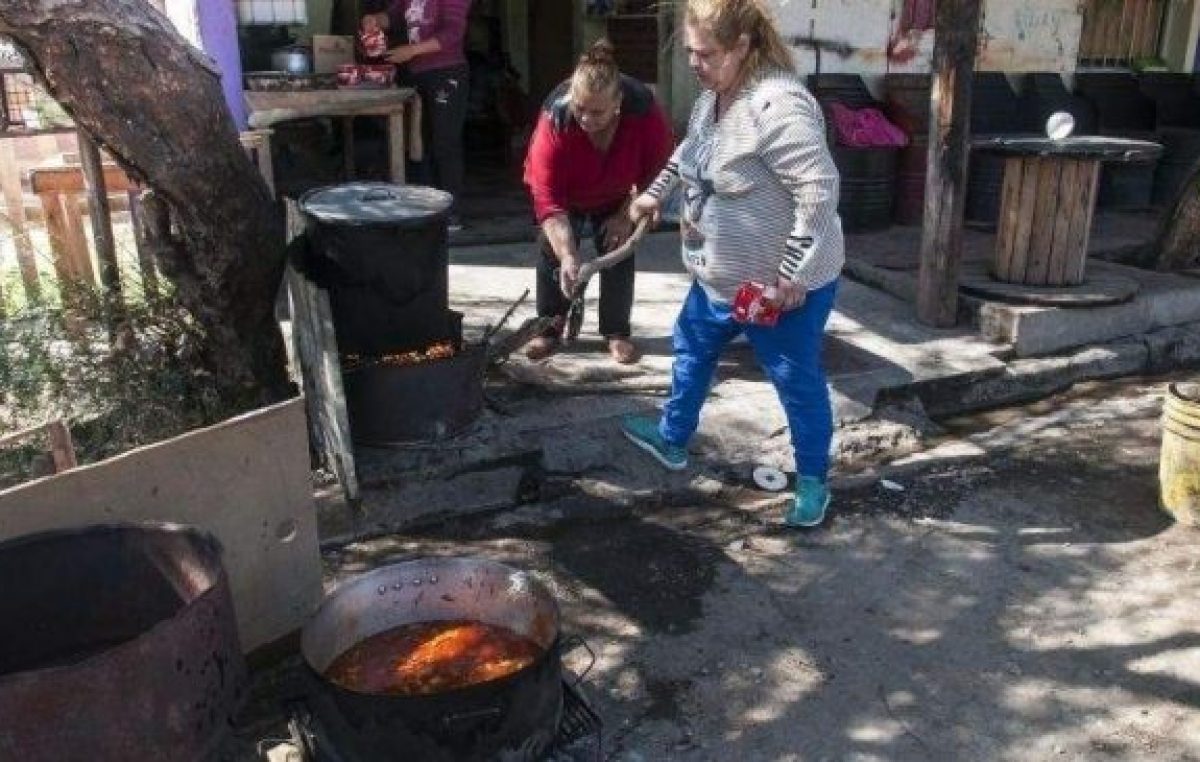 Por la crisis, el comedor La Luciérnaga de Catamarca da de comer por las noches
