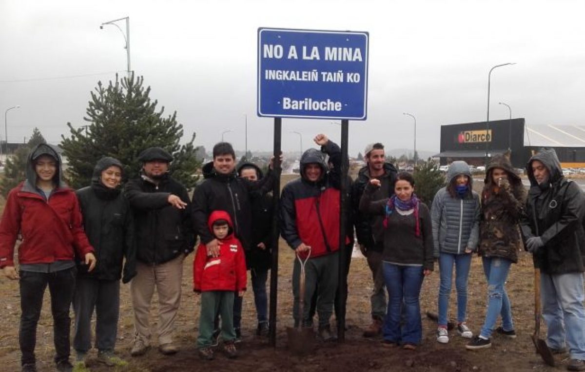 Un cartel contra la minería da la bienvenida en Bariloche