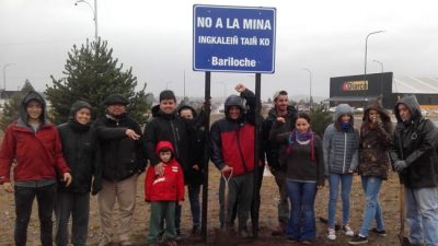 Un cartel contra la minería da la bienvenida en Bariloche