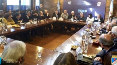Avanza el frente para competir con Cambiemos: El PJ nacional se reunió con 18 partidos opositores