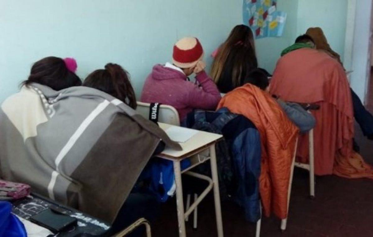 Sin vidrios ni calefacción: en una escuela de Mar del Plata, los alumnos asisten con frazadas