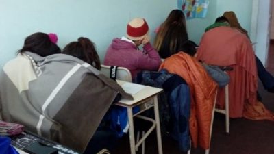 Sin vidrios ni calefacción: en una escuela de Mar del Plata, los alumnos asisten con frazadas