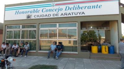 Empleados municipales intensifican reclamos en la ciudad de Añatuya