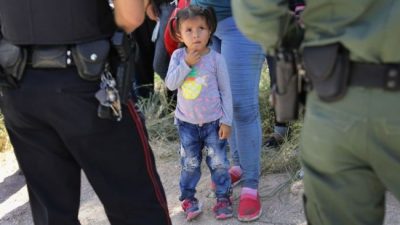 EE.UU. reconoce haber separado al menos a 1.700 niños de sus padres inmigrantes en la frontera con México