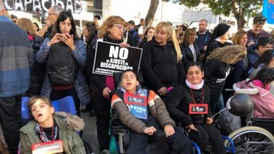 Frente a la Quinta de Olivos contra los ajustes en discapacidad