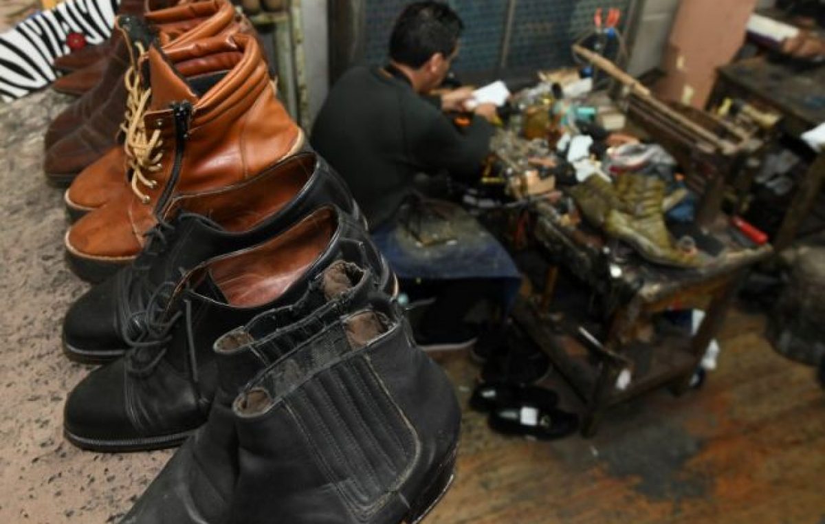 Vuelven los arreglos: zapateros y modistas, oficios que resurgen con la crisis