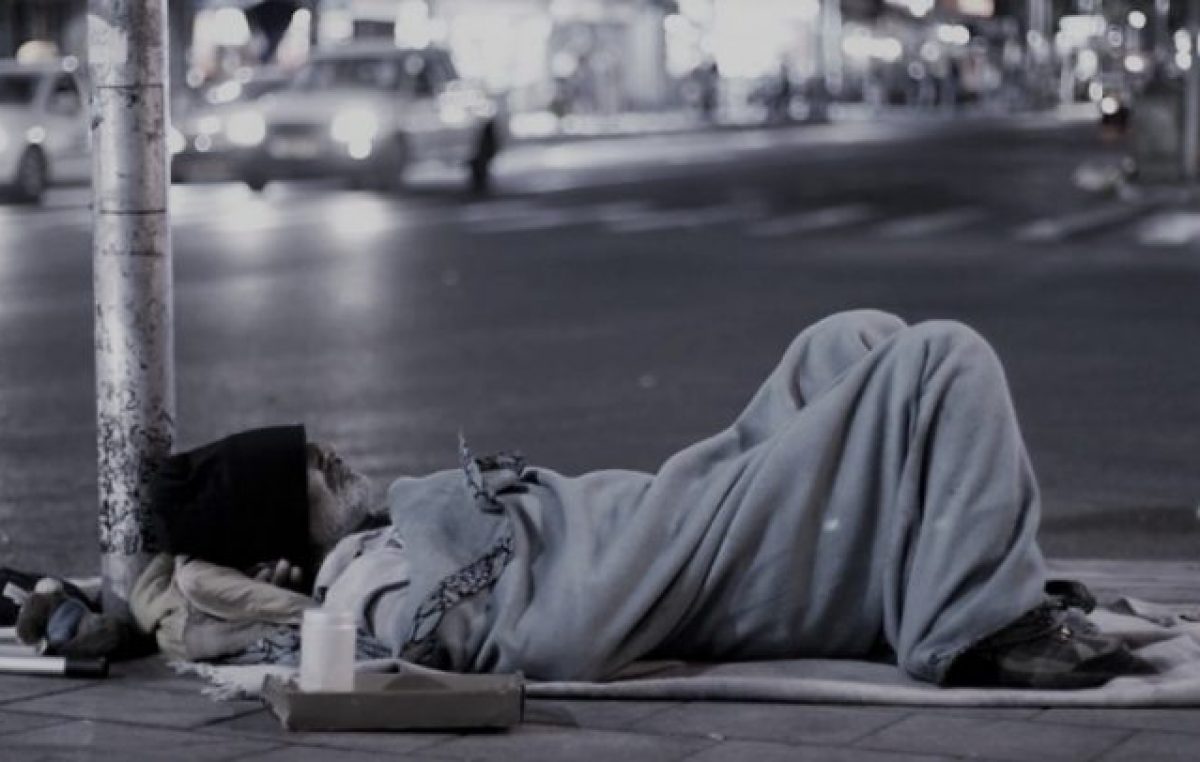 El drama de dormir en la calle: Reparten viandas y frazadas para la gente sin techo
