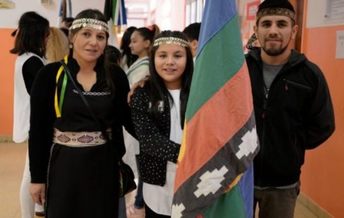 Tres escuelas sumaron la bandera mapuche al acto de promesa