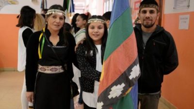 Tres escuelas sumaron la bandera mapuche al acto de promesa