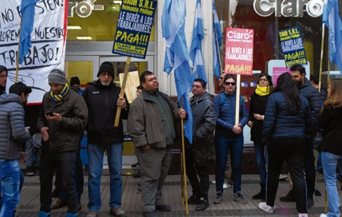 Empleados de comercio rosarinos protestaron por despidos en un negocio céntrico