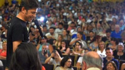 Kicillof prepara una cumbre de intendentes en La Plata para potenciar su campaña