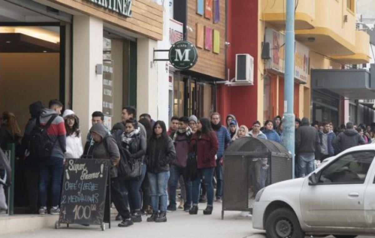 Más de una cuadra y media de cola por un puesto de trabajo en una cafetería de Comodoro