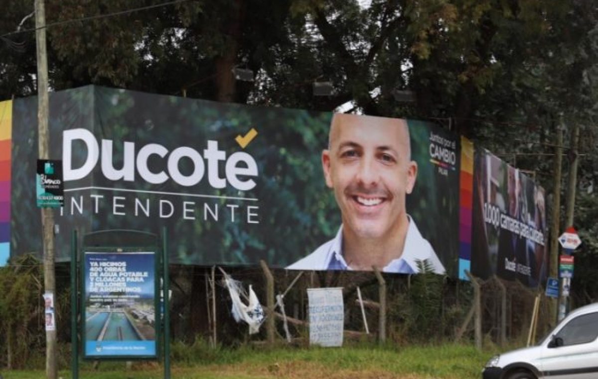 Ducoté municipaliza la elección y esconde a Macri en su campaña