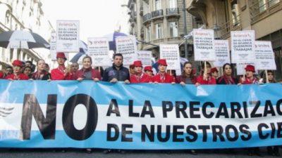 Macrisis: aeronavegantes marcharon en repudio al “vaciamiento de Avianca Argentina”