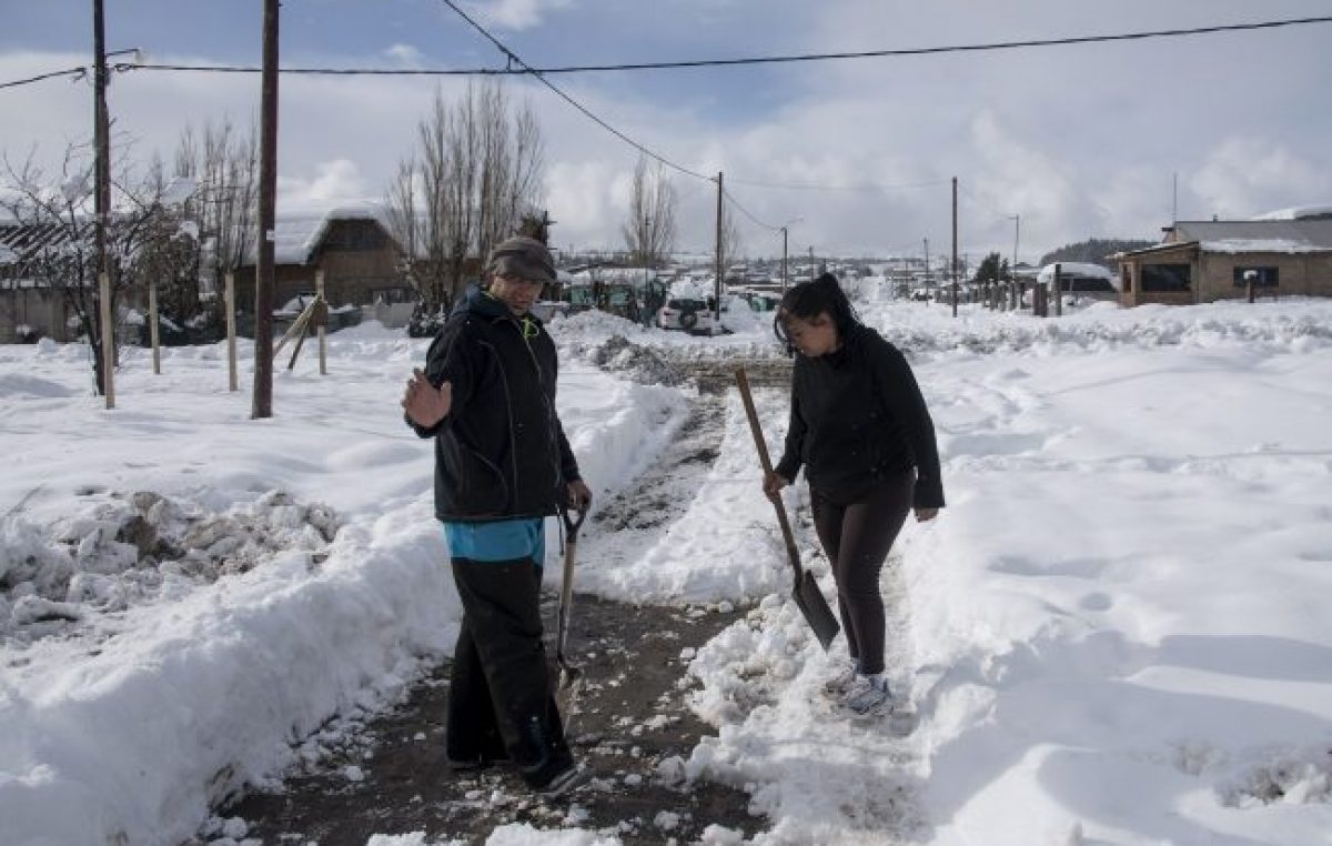 El esfuerzo de los paleros, la otra cara de la nevada en Bariloche