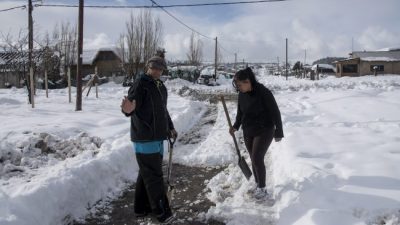 El esfuerzo de los paleros, la otra cara de la nevada en Bariloche