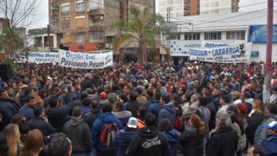 Resistencia: Fuerte protesta de trabajadores municipales frente al edificio del InSSSeP