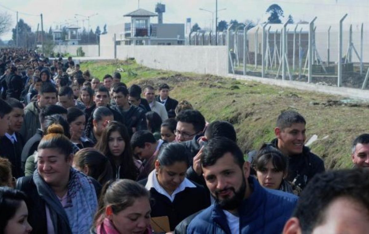 Un km de cola por trabajo: cientos de jóvenes esperan para inscribirse al servicio penitenciario