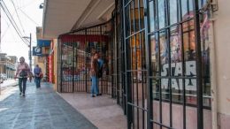 Alerta por la suba del dólar: comercios cerrados y proveedores sin precios de referencia