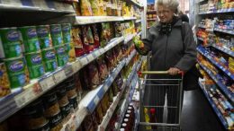 Jubilados mendocinos necesitaron casi $17 mil para llegar a fin de mes en julio