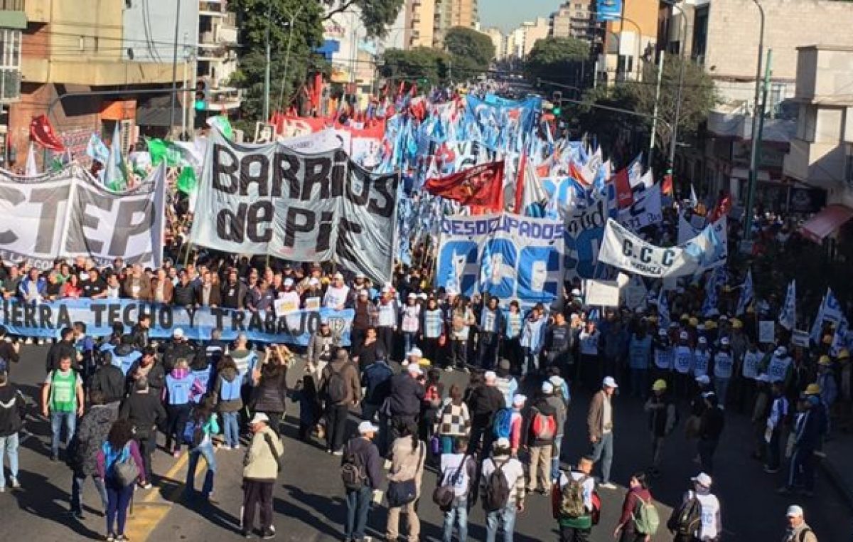 Multitudinaria marcha en Rosario en reclamo de trabajo y asistencia
