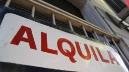 Alquilar en Rosario se lleva la mitad del ingreso