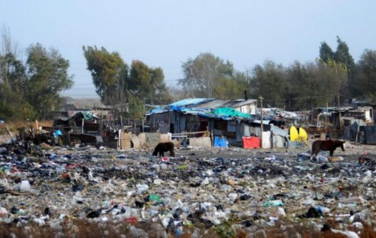 La peor cara de la crisis: 14 menores intoxicados por comer alimentos de un basurero en Olavarría