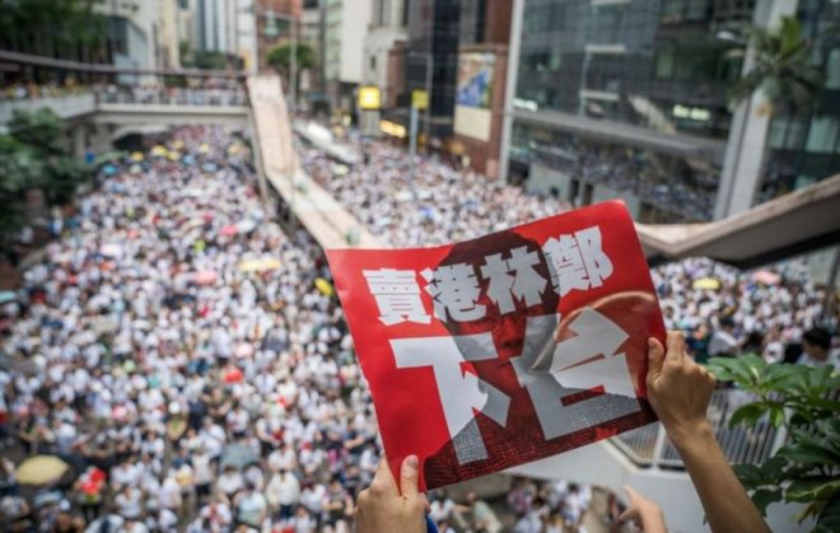 Hong Kong no cede y salió de nuevo a las calles pese a una prohibición policial