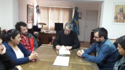 Municipio de Esquel y gremios acordaron aumento salarial del 15 % y adelanto de paritaria en enero