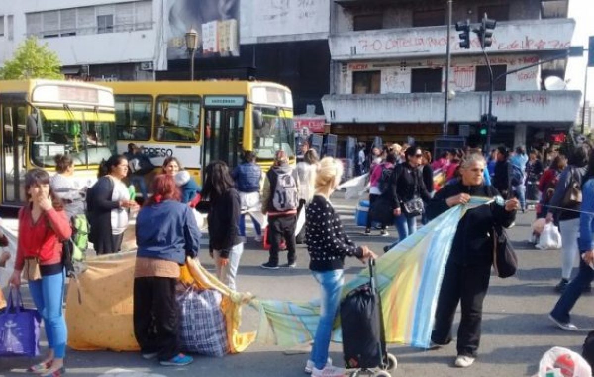Los manteros de La Plata presentaron un amparo colectivo para poder vender en la calle