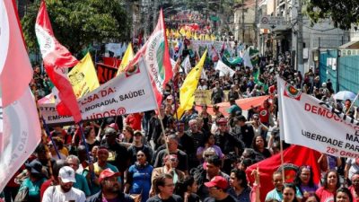 Mientras Bolsonaro participa de un desfile militar, los estudiantes se movilizan