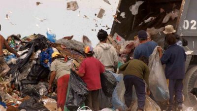 En retirada, el intendente de Mar del Plata ni siquiera paga las becas para evitar que los jóvenes acudan al basural