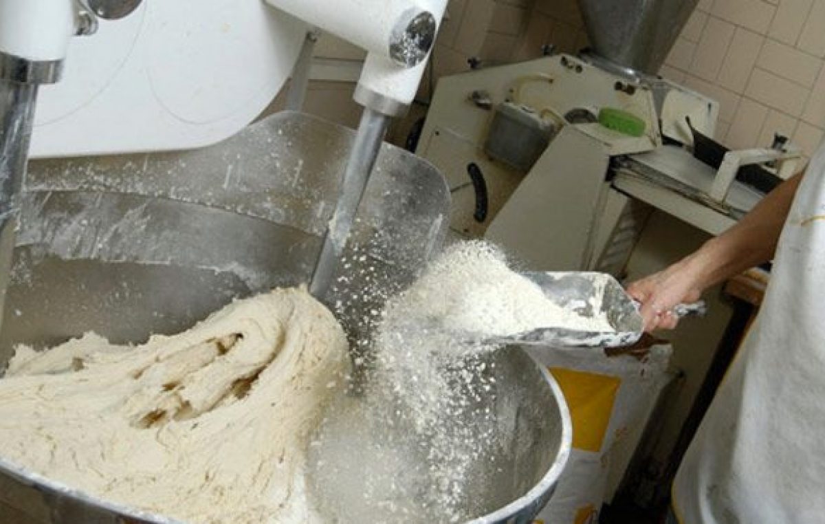Los panaderos denuncian que les cobran la harina ajustada al dólar